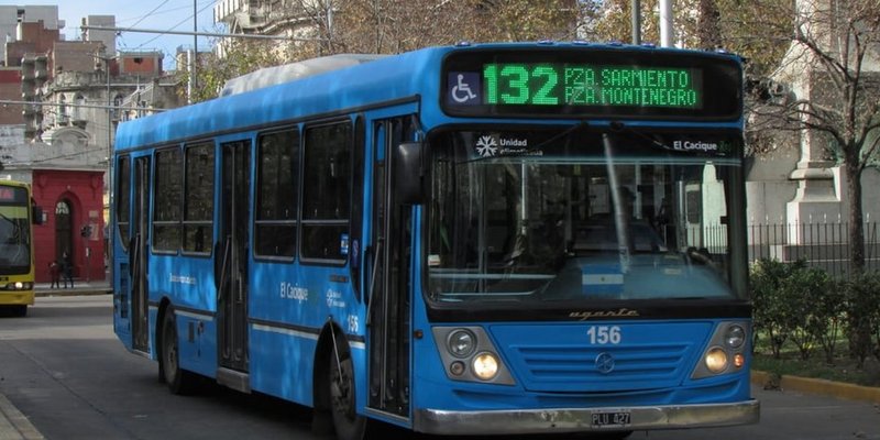 Un chofer de colectivo abusó sexualmente de una chica de 19 años en pleno recorrido