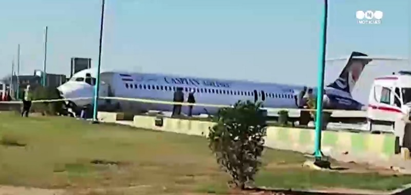 Un avión terminó su aterrizaje en una autopista y salvaron a todos