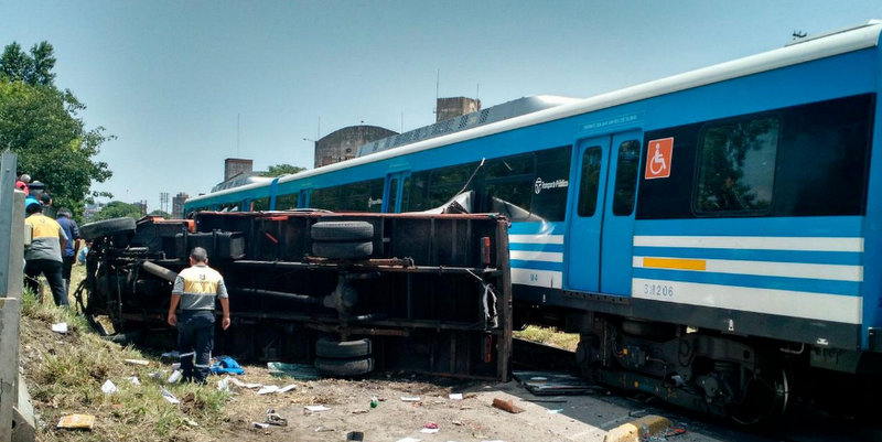 El tren Sarmiento chocó a un camión en Haedo y hay al menos dos heridos