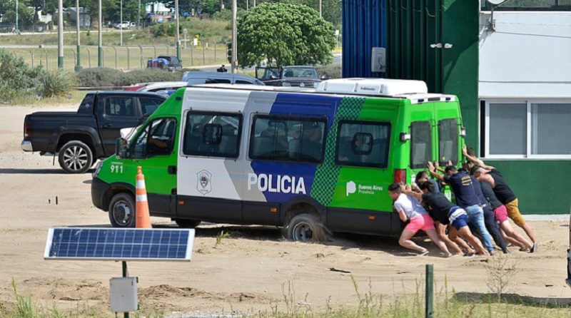 Insólito: los “extras” de la rueda de reconocimiento tuvieron que empujar la camioneta de la Policía