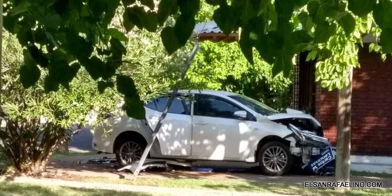 Un auto quedó a centímetros de una casa tras un tremendo choque