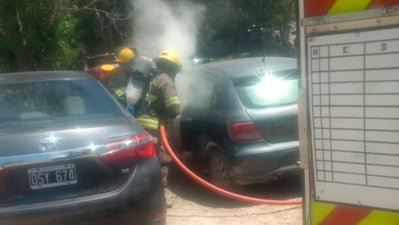 Insólito: guardó brasas adentro del auto para ganar tiempo con el asado y casi le explota