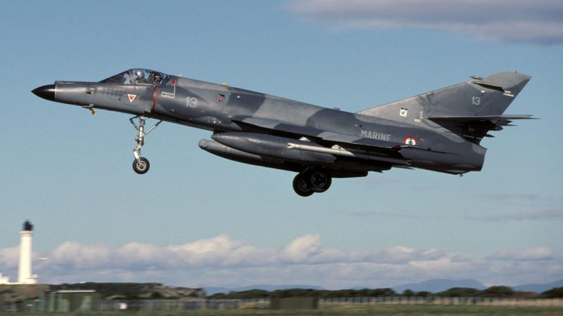 Los cinco aviones que la Argentina le compró a Francia están parados por falta de repuestos