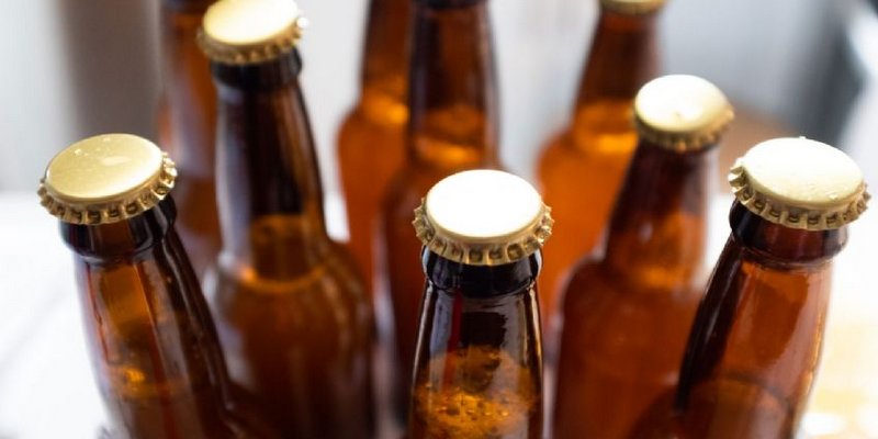 Delincuentes con sed, los atraparon con un carro lleno de cerveza robada
