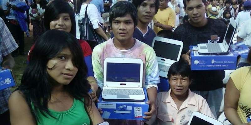 Además de computadoras, ahora el gobierno planea dar celulares