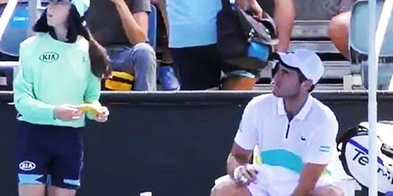 «No tiene que pelarte la banana»: el video viral del Australian Open
