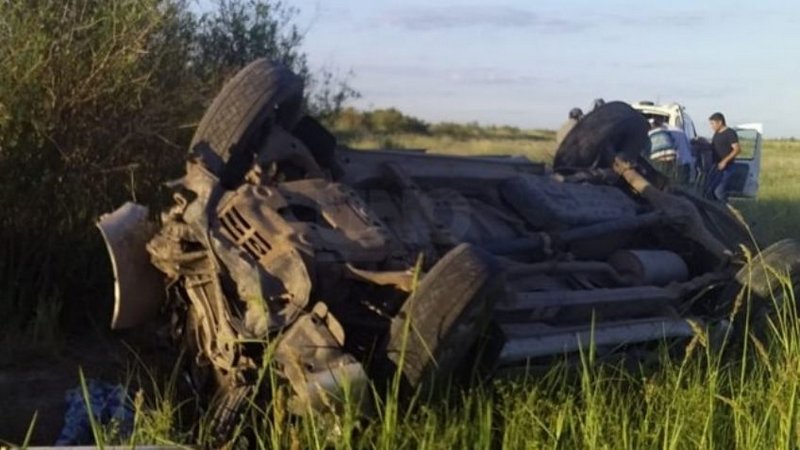 Una embarazada y dos niños murieron tras el vuelco de una camioneta