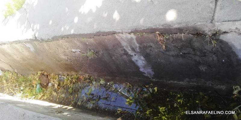Reclamo por una pérdida de agua en pleno centro