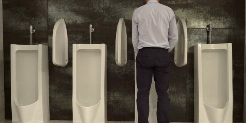 ¿Es más saludable para los hombres orinar sentados o de pie?