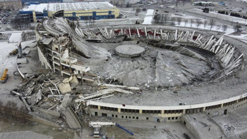 Colapsó un estadio en Rusia y murió un operario. Video
