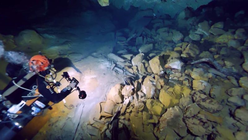 El misterio de la gruta subacuática con 200 ánforas