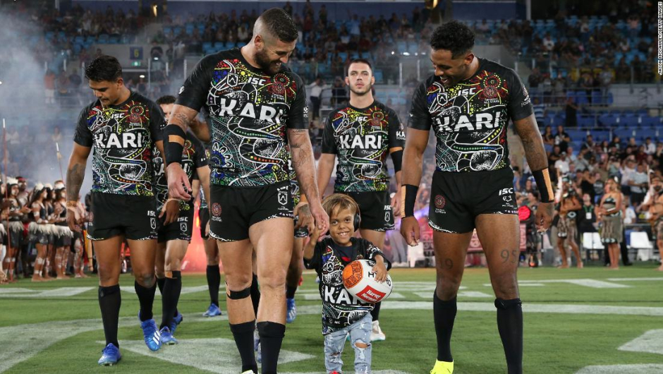 Aplausos, Quaden Bayles, el niño víctima de acoso escolar, salió a la cancha con un equipo de rugby