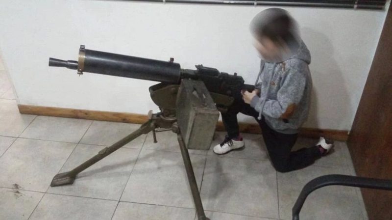 Un jefe del Servicio Penitenciario publicó en las redes fotos de sus hijos con armas