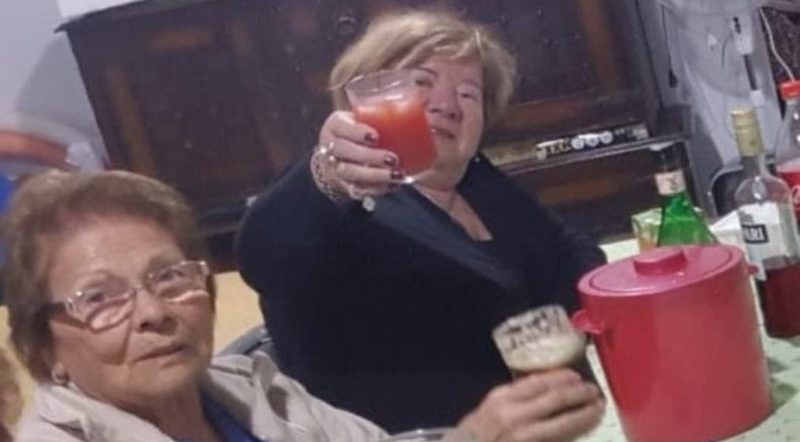 Viral: seis abuelas hicieron un pijama party y festejaron con tragos