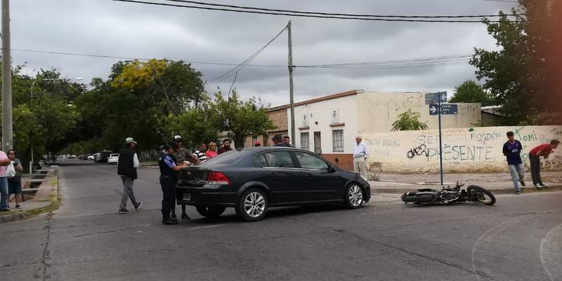 Fuerte choque, una mujer sufrió una fractura expuesta