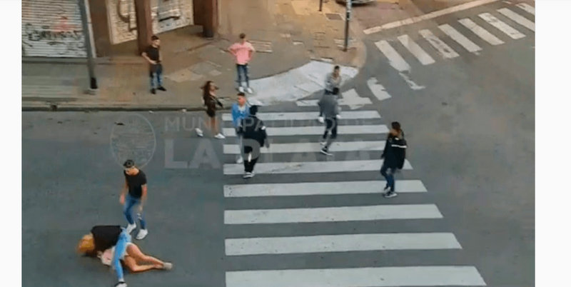 Brutal golpiza a una joven en La Plata: le pegaron inconsciente en el piso