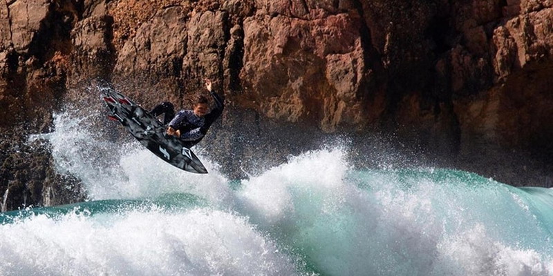 El impresionante accidente que sufrió un surfista en Portugal: una ola de 20 metros lo tragó en medio de un torneo mundial