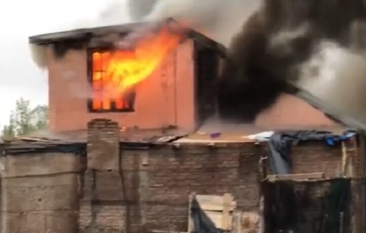 Feroz incendio consumió una vivienda