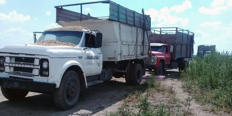 Un adolescente murió aplastado entre dos camiones