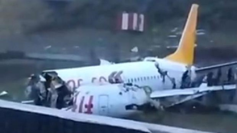 Un avión se sale de pista en Estambul al aterrizar y se parte en tres