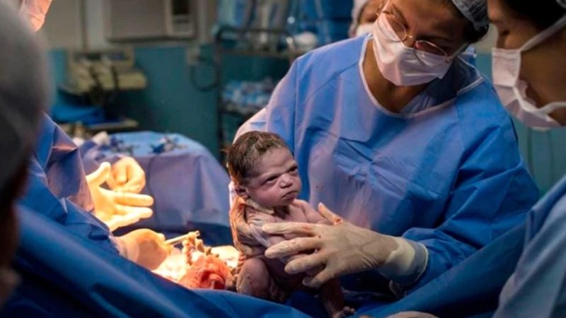 La foto una bebé que nació «enojada» y se convirtió en meme