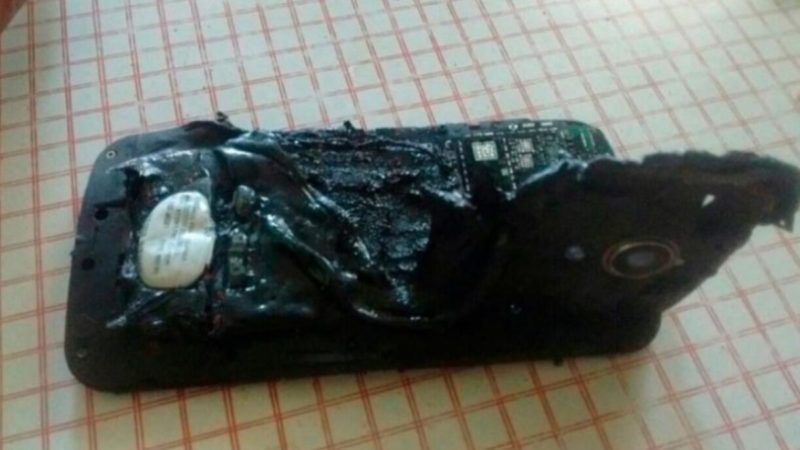 Su celular explotó mientras dormía y sufrió quemaduras en varias partes del cuerpo