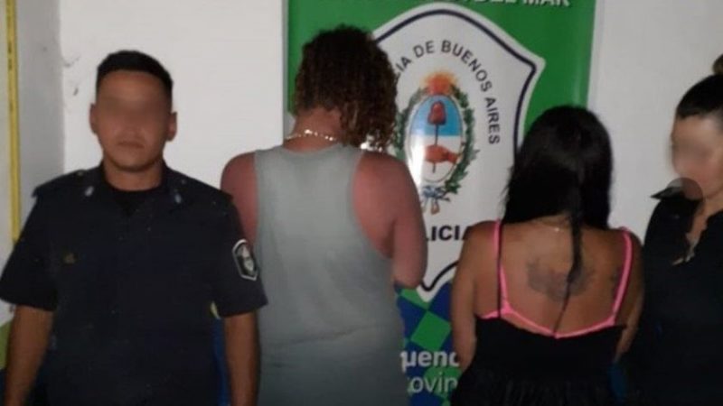 Espantoso: una pareja enterró a su hija en la arena para meterse al mar
