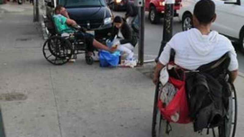 Conmovedor: una enfermera se detuvo a limpiar la herida infectada de un indigente