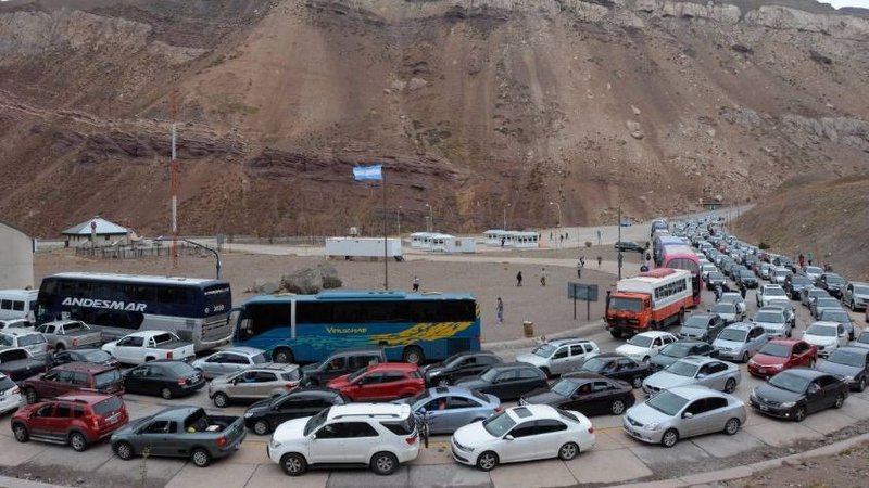 Alerta viajeros: el paso a Chile está colapsado por el «finde» largo