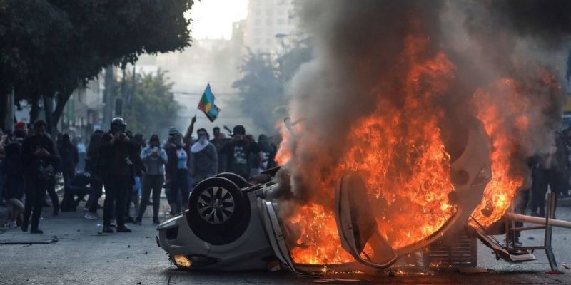 Locura en Viña del Mar: tiran un auto desde un primer piso en medio de las protestas