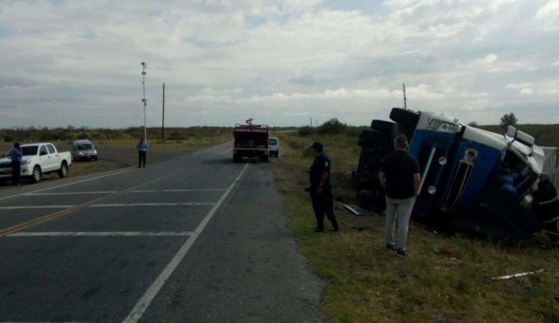 Volcó un camión en Monte Comán