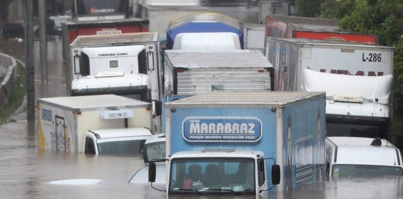 San Pablo, sacudida por la peor tormenta en 37 años: hubo 30 aludes en favelas y graves inundaciones