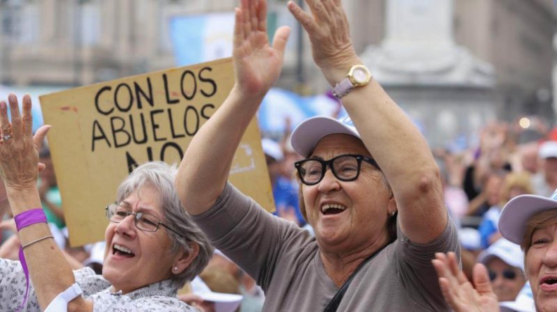 Escándalo en el PAMI: oftalmólogos denuncian sobreprecios millonarios en la compra de lentes para cirugías