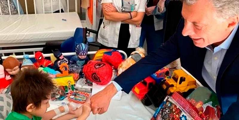 Macri visitó a un niño con cáncer terminal que quería «comer un pancho con él»
