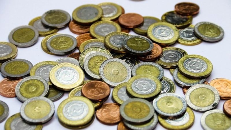 «El peso ya vale más por su metal que como medio de pago», la devaluación argentina en los medios de España