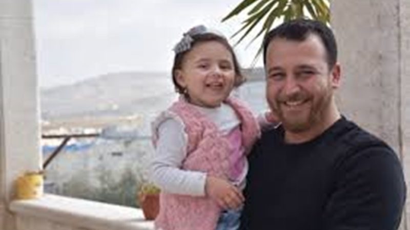 La nena siria a la que su padre le enseñó a reír de las bombas logró escapar de la guerra «