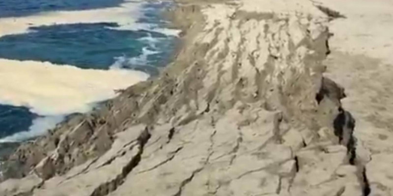 Video impactante: parte de una playa se hundió y desapareció
