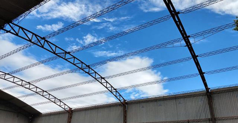 Insólito, le robaron el techo del galpón