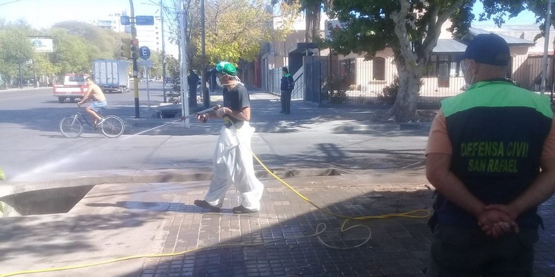 Personal municipal continúa la fumigación en varias zonas de la ciudad