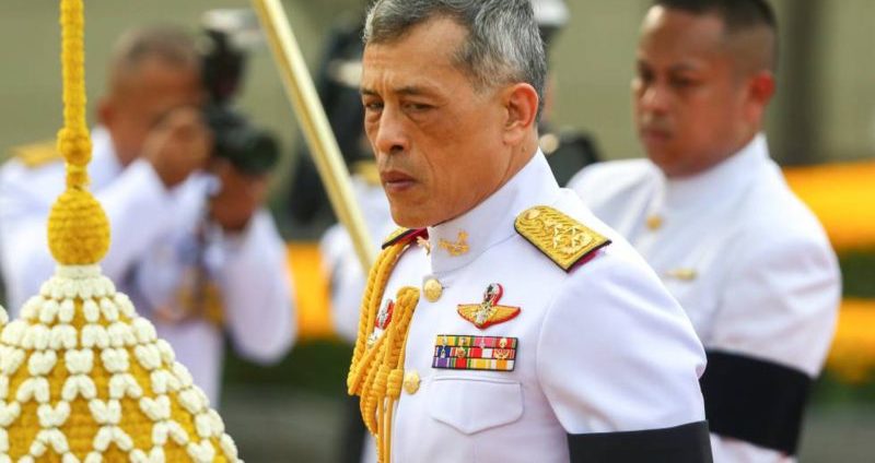 El rey de Tailandia hace cuarentena en Alemania con su harén de 20 mujeres