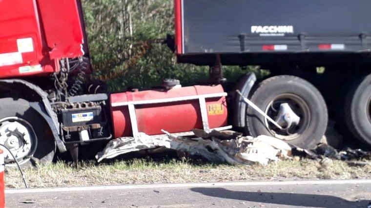 Choque fatal en la ruta 8: quedó aplastado bajo un camión