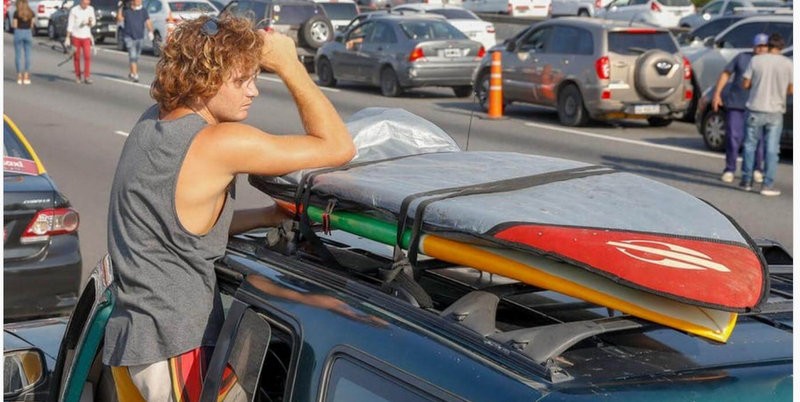 Cuarentena obligatoria: embargaron en $500.000 al surfer y no podrá salir ni a comprar comida