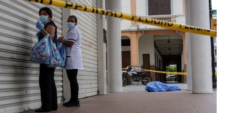 Dramáticas escenas en Ecuador: autoridades doblan los esfuerzos para recoger y sepultar los muertos por la pandemia del coronavirus