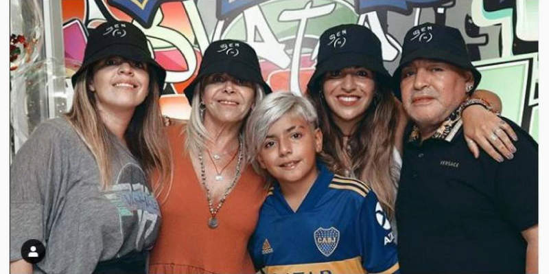 Diego Maradona y Claudia Villafañe, sonrientes en una foto que reunió a la familia