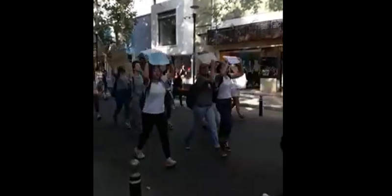 Alumnos contra el calor en las escuelas