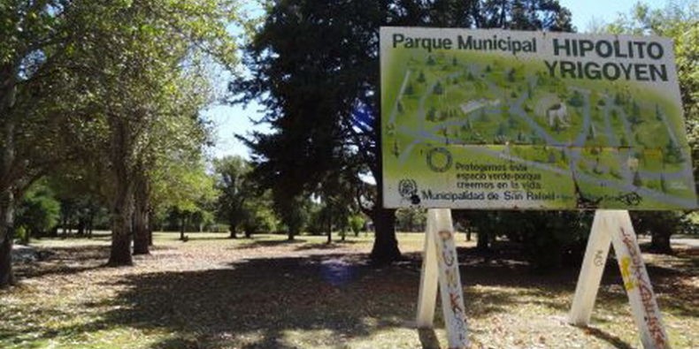 Una pareja agredía a personas en el parque Hipólito Yrigoyen