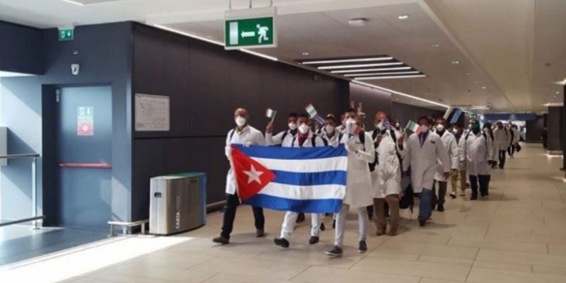 Italia recibe como verdaderos héroes a médicos de Cuba que llegaron a ayudar