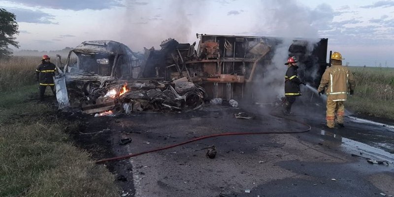 Cinco muertos por el choque entre un camión, tres autos y una ambulancia
