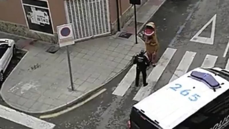 Video: la policía detuvo a un «dinosaurio» que quebró la cuarentena