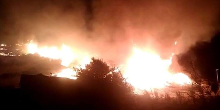 Incendio en Esquel: los bomberos trabajan para que el fuego no llegue a la zona de viviendas